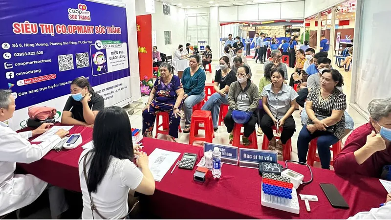 Nhiều khách hàng thân thiết của siêu thị Co.opmart Sóc Trăng được khám bệnh miễn phí