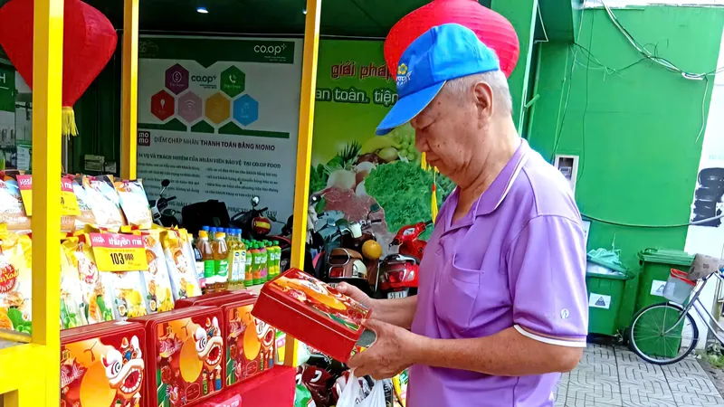 Khách hàng mua bánh trung thu Co.op Bakery tại Phiên chợ Trung thu