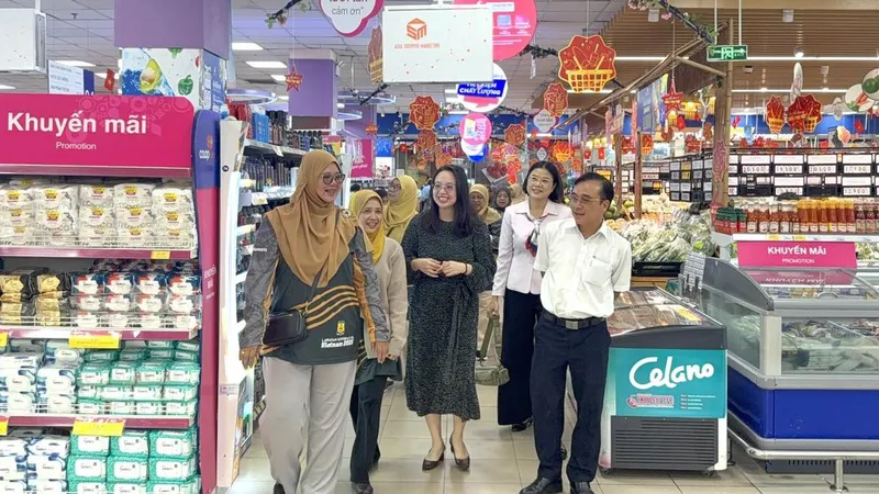 Đoàn đại biểu hợp tác xã của Malaysia tham quan siêu thị Co.opmart Hòa Bình, TPHCM