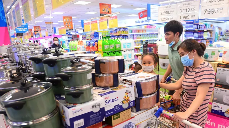 Giá hàng hóa được giữ ổn định tại kênh siêu thị - Ảnh: PHÚC ANH