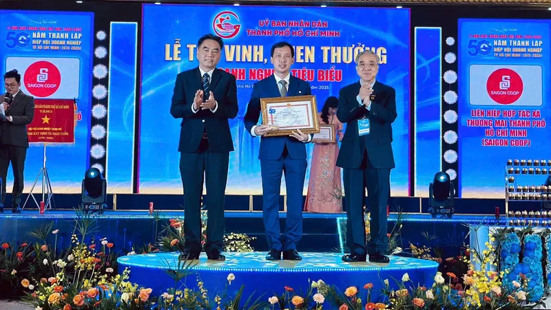 Ông Vũ Anh Khoa, Bí thư Đảng ủy, Chủ tịch HĐQT Saigon Co.op, nhận bằng khen của UBND TPHCM