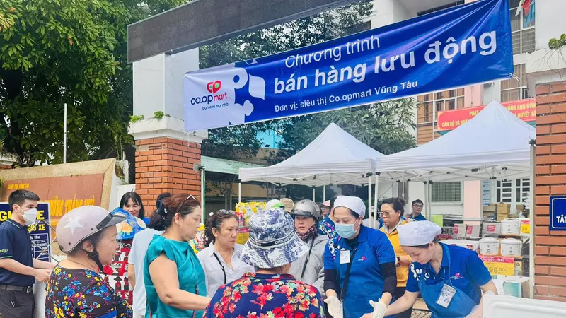 Chuyến hàng lưu động được Co.opmart Vũng Tàu tổ chức đầu tháng 11-2025 thu hút người dân tham gia mua sắm