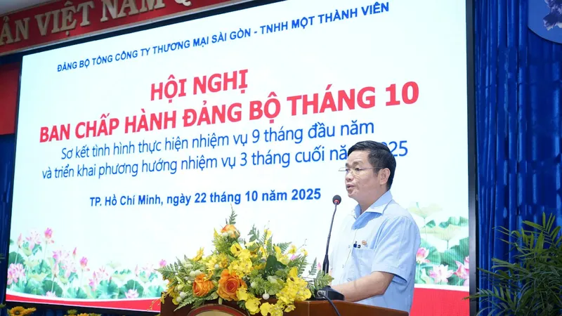 Ông Lâm Quốc Thanh, Phó Bí thư Đảng ủy, Tổng Giám đốc SATRA báo cáo kết quả thực hiện nhiệm vụ 9 tháng đầu năm, triển khai phương hướng nhiệm vụ 3 tháng cuối năm 2025