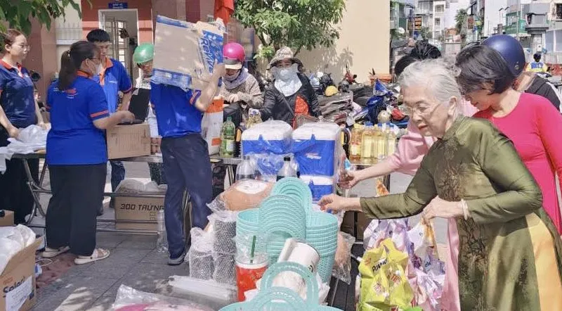 Hàng bình ổn được Co.opSmile đưa tới tận khu dân cư