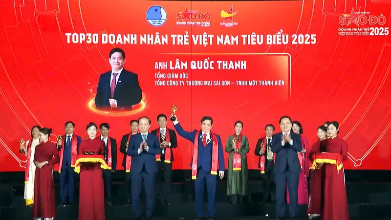 Ông Lâm Quốc Thanh, Tổng giám đốc SATRA nhận giải thưởng Tốp 30 Doanh nhân trẻ Việt Nam tiêu biểu 2025