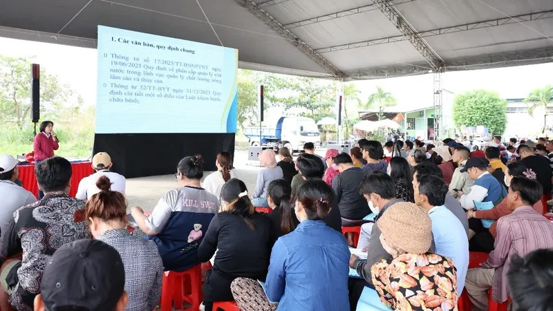 Đại diện Sở An toàn thực phẩm TPHCM phổ biến các quy định pháp luật về an toàn thực phẩm cho thương nhân chợ Bình Điền