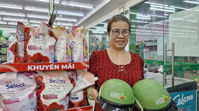 Khách hàng nhận quà sinh nhật từ Co.op Food