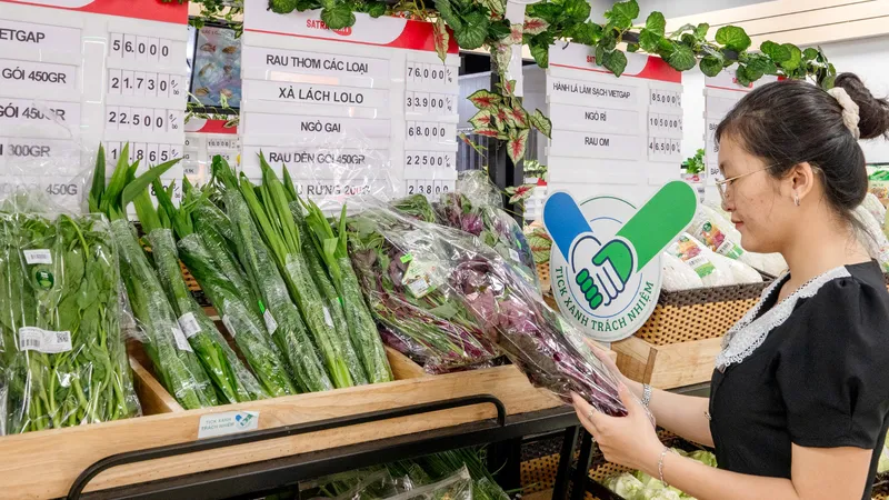 Quầy kệ sản phẩm “Tick xanh trách nhiệm” tại hệ thống bán lẻ của SATRA