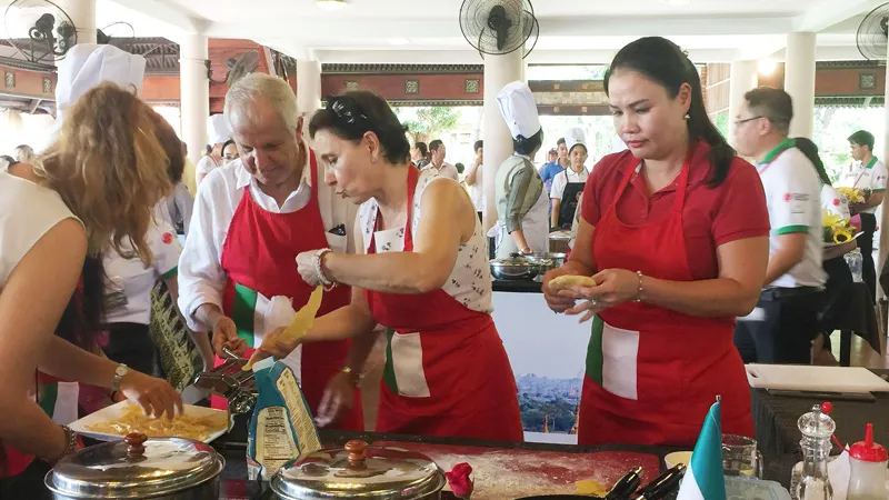Đại sứ Italy tại Việt Nam Cecilia Piccioni cùng phu quân (giữa) tham gia chương trình
