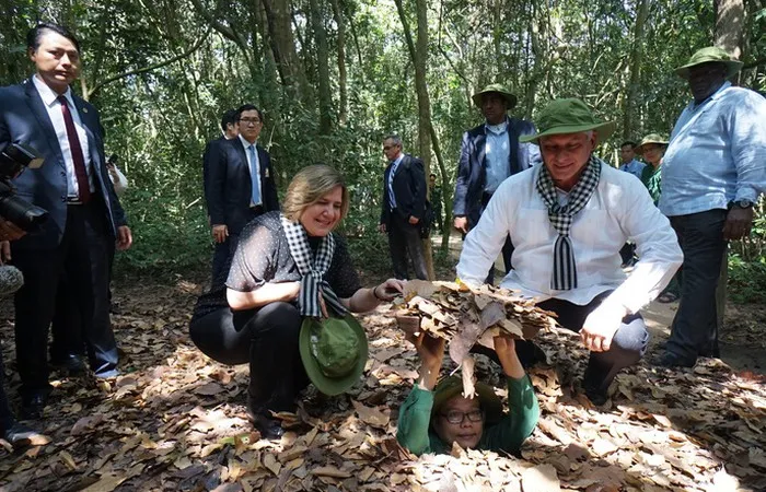 Chủ tịch Hội đồng Nhà nước và Hội đồng Bộ trưởng Cuba tham quan địa đạo Củ Chi