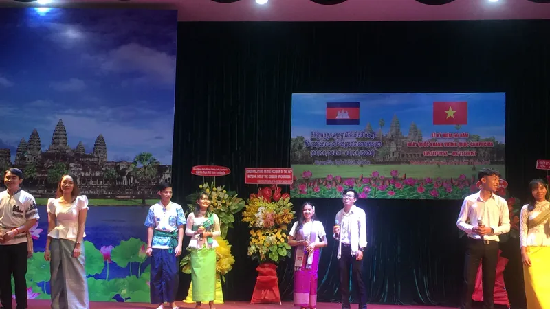 Múa hát chào mừng kỷ niệm 66 Ngày Độc lập Vương quốc Campuchia