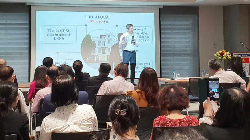 Ông Phan Anh Sơn, Phó Chủ tịch, Tổng Thư ký Liên hiệp các tổ chức hữu nghị Việt Nam trình bày tham luận