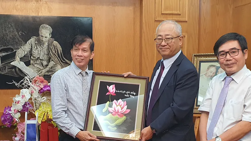 Đoàn nhà báo Hàn Quốc thăm Báo SGGP