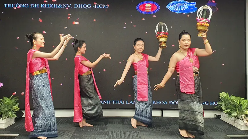 Tiết mục văn nghệ chào mừng Quốc khánh Thái Lan