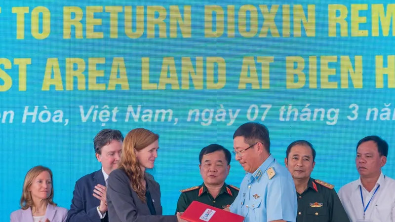 Tổng giám đốc USAID toàn cầu Samantha Power và Thiếu tướng Bùi Anh Chung, Phó Tư lệnh Quân chủng Phòng không - Không quân, ký biên bản bàn giao gần 3 ha đất đã qua xử lý dioxin