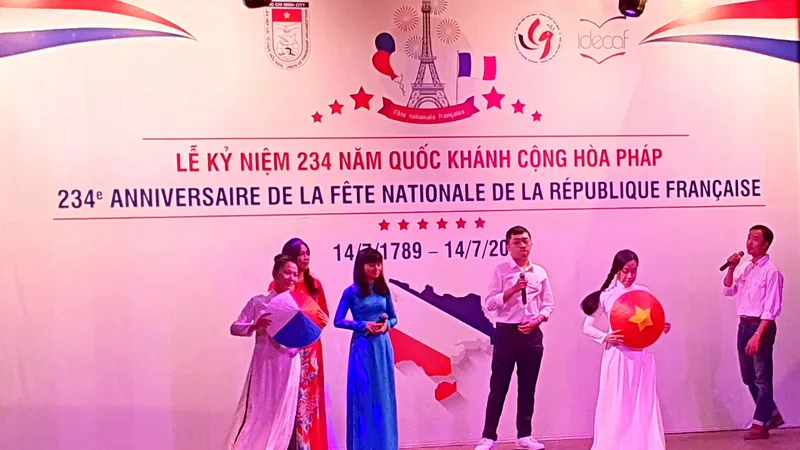 Tiết mục văn nghệ chào mừng kỷ niệm lần thứ 234 Quốc khánh Pháp. Ảnh: THỤY VŨ