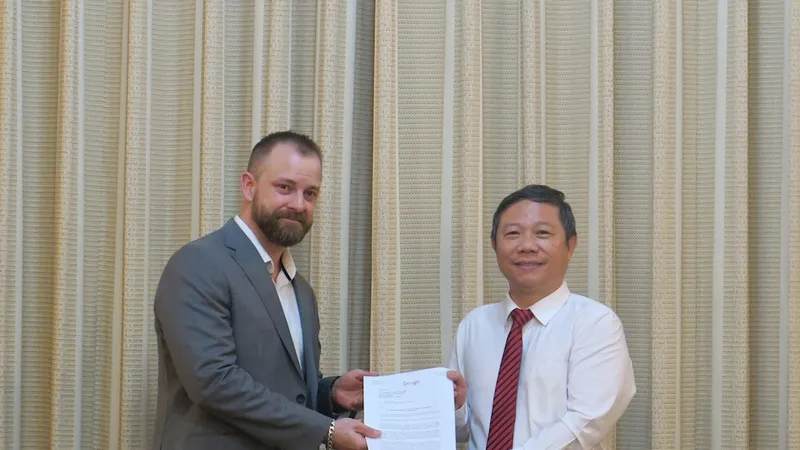 Phó Chủ tịch UBND TPHCM Dương Anh Đức và ông Paul Hutchings 