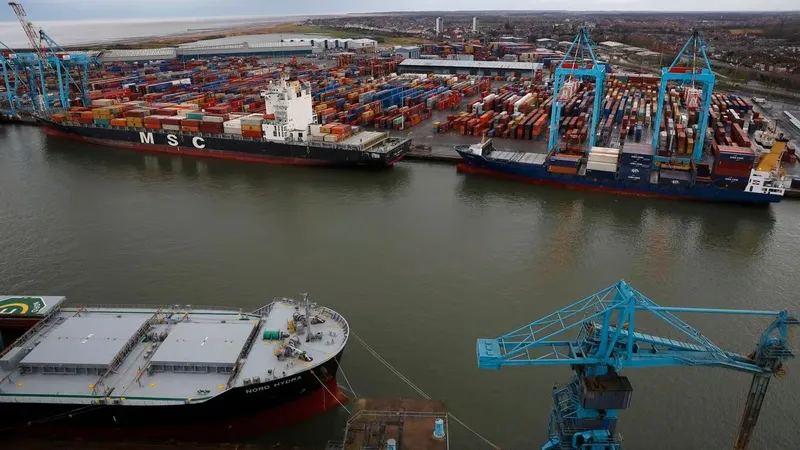 Hàng hóa nhập khẩu tại cảng Liverpool, Anh. Ảnh: Reuters