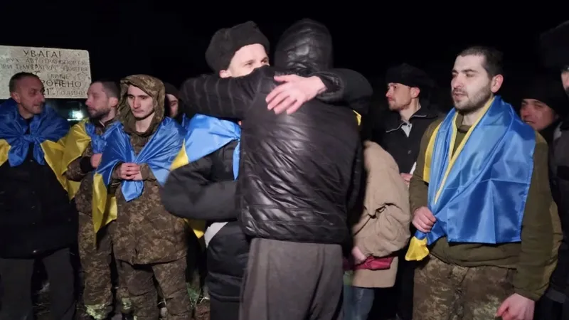 Nga và Ukraine trao đổi số tù binh lớn nhất