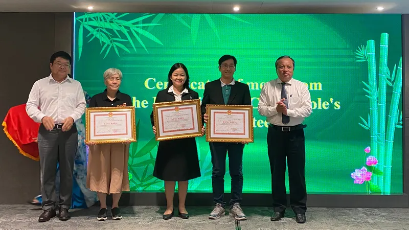 Một số tổ chức phi chính phủ nhận bằng khen của HUFO. Ảnh: THỤY VŨ