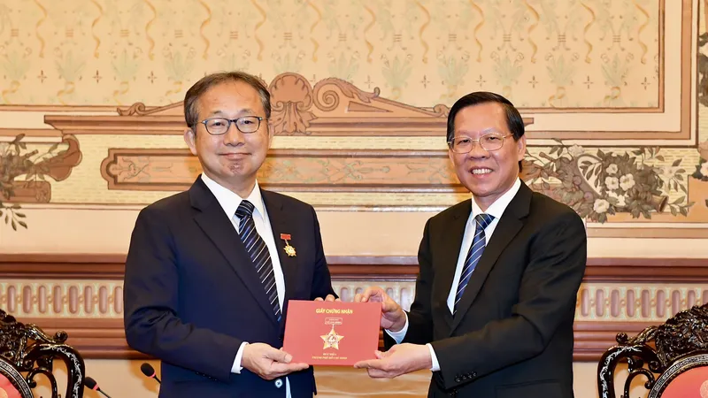 Chủ tịch UBND TPHCM Phan Văn Mãi trao tặng Huy hiệu Thành phố Hồ Chí Minh cho Đại sứ Nhật Bản Yamada Takio. Ảnh: VIỆT DŨNG