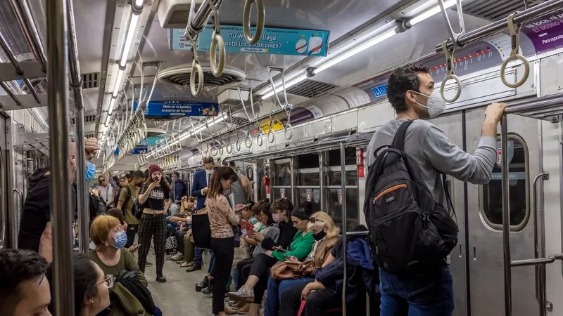 Tàu điện ngầm ở Buenos Aires. Ảnh: BOSTON GLOBE 