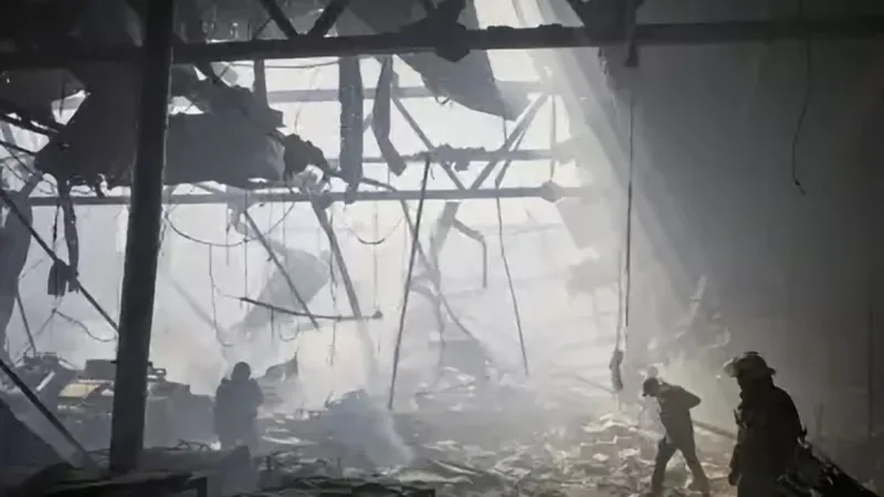 Một mục tiêu ở Kharkov, Ukraine bị Nga không kích. Ảnh: EPA