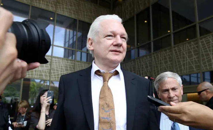 Người sáng lập WikiLeaks được trả tự do, về Australia