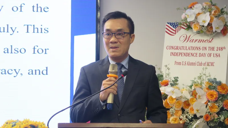 Ông Phạm Xuân Hoàng Ân, Phó Chủ tịch Hội Hữu nghị Việt Nam - Hoa Kỳ TPHCM, phát biểu tại buổi họp mặt. Ảnh: THỤY VŨ
