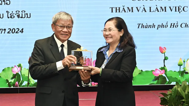Chủ tịch HĐND TPHCM Nguyễn Thị Lệ trao quà lưu niệm đến Chủ tịch HĐND tỉnh Champasak, Lào. Ảnh: VIỆT DŨNG
