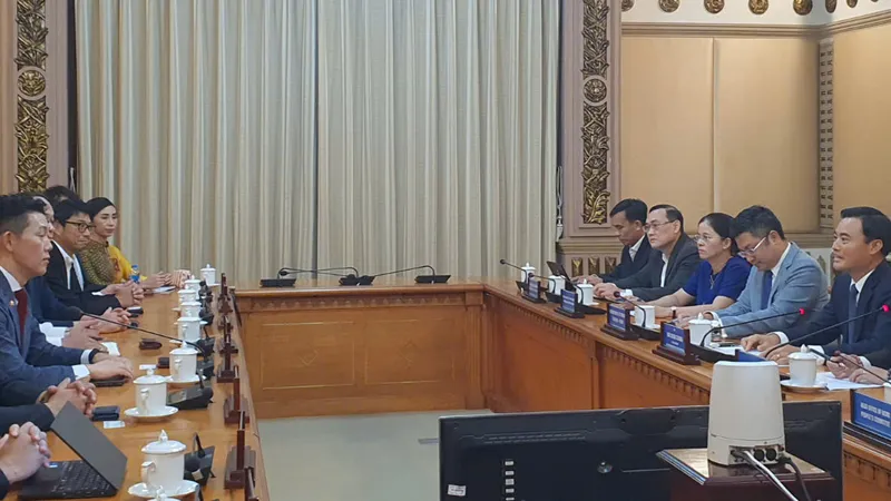 Phó Chủ tịch UBND TPHCM Bùi Xuân Cường (bên phải) tiếp Hạ nghị sĩ đảng Duy Tân Nhật Bản, ông Masayuki Akagi. Ảnh: THỤY VŨ