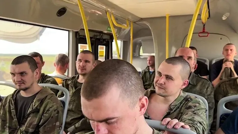 Quân nhân Nga được phía Ukraine trao trả từ Kursk trở về nhà. Ảnh: Tass