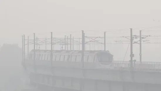 Thủ đô Ấn Độ đóng cửa trường học vì sương mù ô nhiễm
