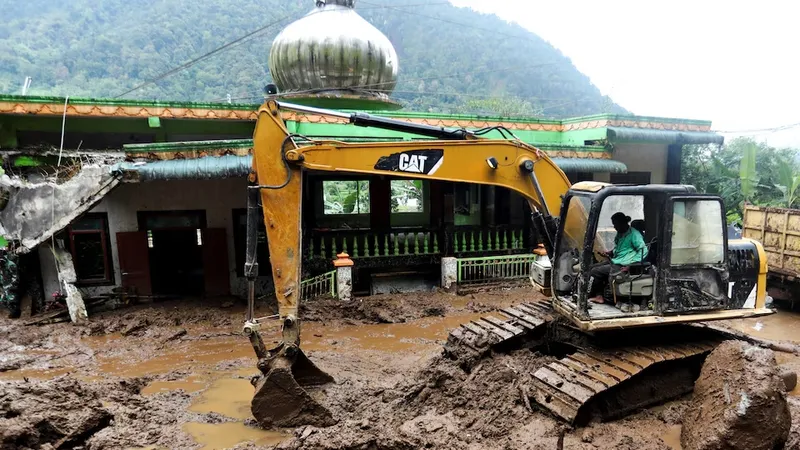 Indonesia sử dụng thiết bị hạng nặng tìm thi thể nạn nhân lũ quét