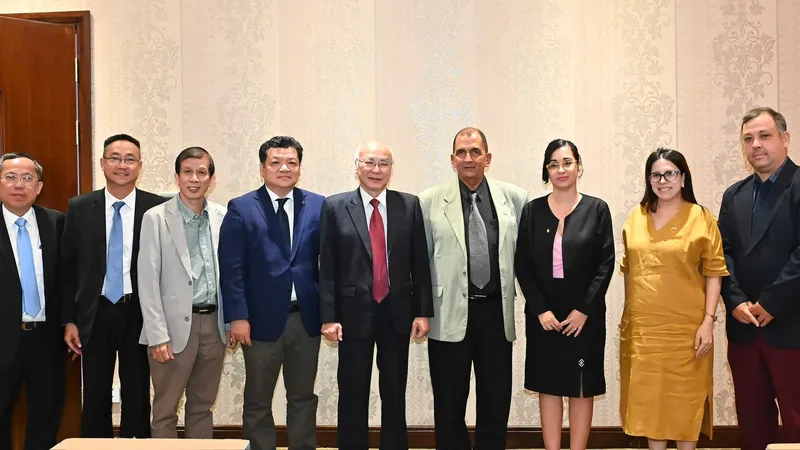 Lãnh đạo Ban Tuyên giáo Thành ủy TPHCM chụp ảnh lưu niệm với đoàn lãnh đạo Báo Granma. Ảnh: VIỆT DŨNG