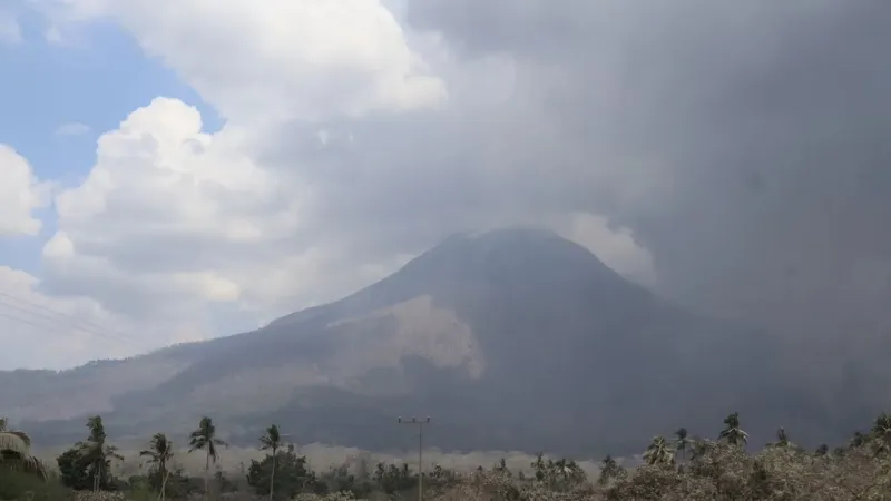 Indonesia ban bố cảnh báo núi lửa ở mức cao nhất