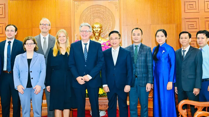 Phó Bí thư Thành ủy TPHCM Đặng Minh Thông tiếp đoàn công tác Đảng Dân chủ Xã hội Đức 