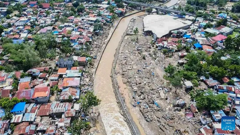 Philippines sơ tán 100.000 người tránh siêu bão Fung-wong 