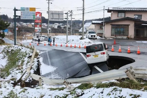 Đường phố tại tỉnh Aomori sau trận động đất ngày 8-12. Ảnh: JIJI