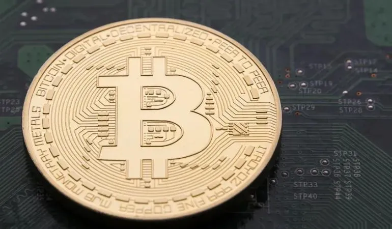Bitcoin lao dốc mạnh, mất giá gần một nửa