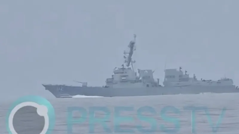 1 trong 2 tàu khu trục của Mỹ mà Iran tuyên bố đã chặn tại eo biển Hormuz. Nguồn: PRESS TV