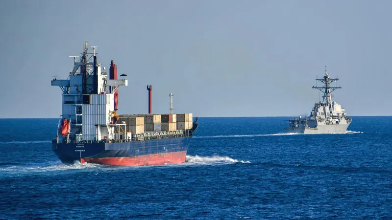 Mỹ bắt đầu hộ tống tàu qua eo biển Hormuz