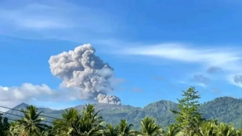 Indonesia tiếp tục tìm kiếm 3 người mất tích do núi lửa phun trào
