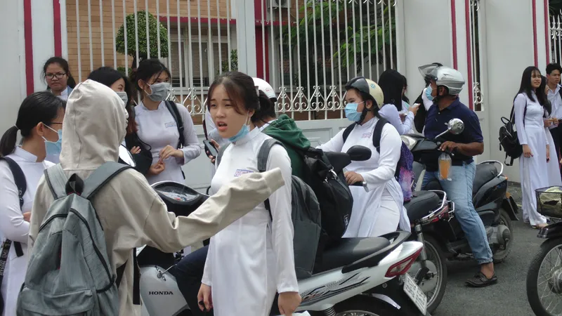 Học sinh Trường THPT Thủ Thiêm (quận 2) đứng chờ phụ huynh đón ở cổng trường