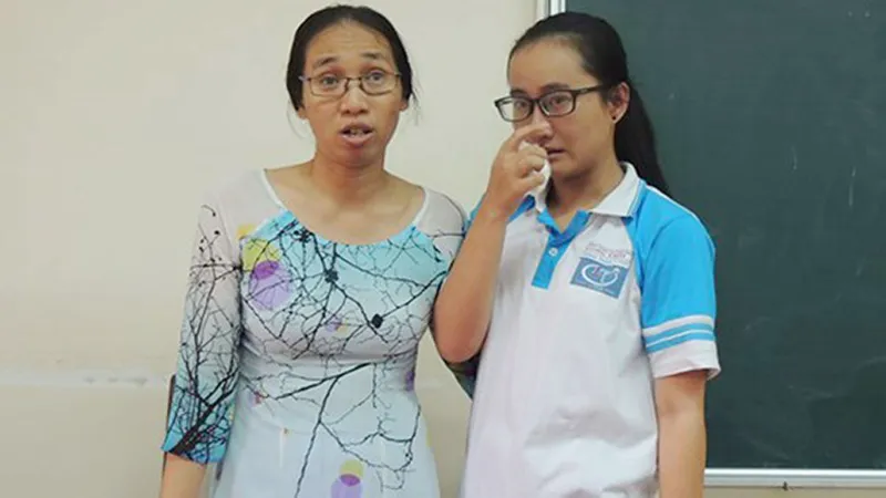 Cô giáo Trần Thị Minh Châu và học sinh Phạm Song Toàn