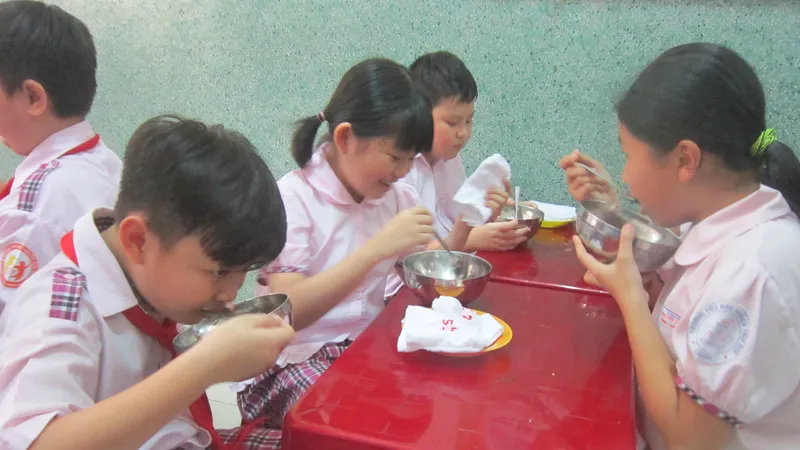 TPHCM: Kiến nghị tăng mức thu tiền ăn bán trú để đảm bảo chất lượng dinh dưỡng cho học sinh