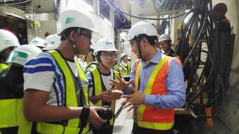 Học sinh hào hứng tham quan dự án ga tàu điện ngầm Metro