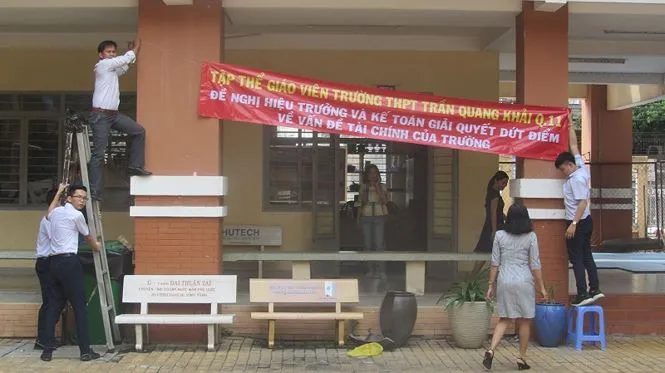 Giáo viên treo băng rôn yêu cầu làm rõ vấn đề tài chính tại Trường THPT Trần Quang Khải 
