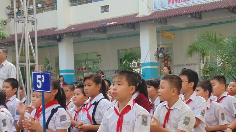 Các em học sinh nghe tuyên truyền về lòng dũng cảm