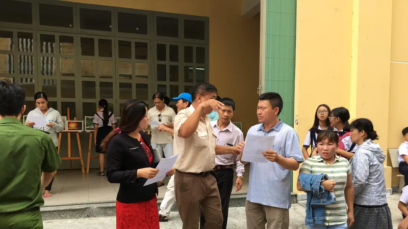 Có đơn trực tuyến, phụ huynh vẫn đến trường nhận phiếu đăng ký khảo sát cho con